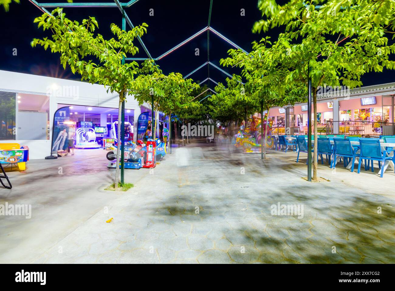 Zante, Grecia - 01.09.2022: Vista notturna del parco giochi in strada. Foto Stock