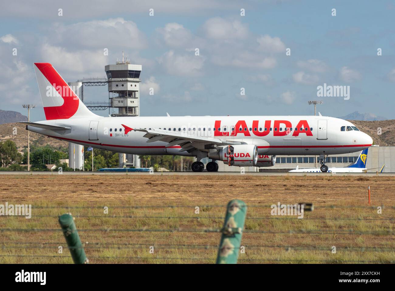 Aeroporto di Alicante, El Altet. Airbus A320 aereo di linea della compagnia aerea low-cost Lauda. Foto Stock