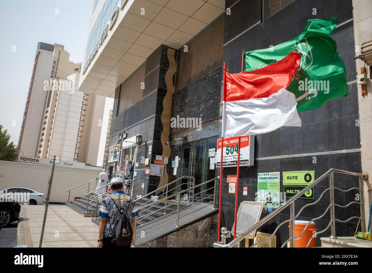 Mecca, Arabia Saudita - 9 giugno 2024: Indonesia e Arabia Saudita bandiera davanti all'hotel per i pellegrini Hajj e Umrah dall'Indonesia a Mecca, Arabia Saudita Foto Stock