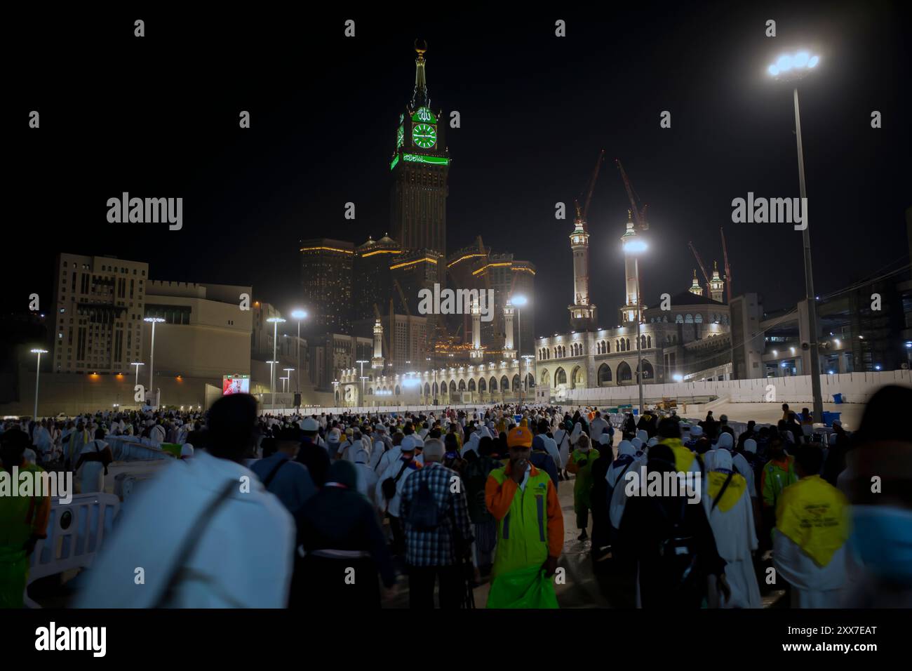 La Mecca, Arabia Saudita - 4 giugno 2024: Vista della Torre dell'Orologio della Mecca di notte durante la stagione Hajj. Foto Stock