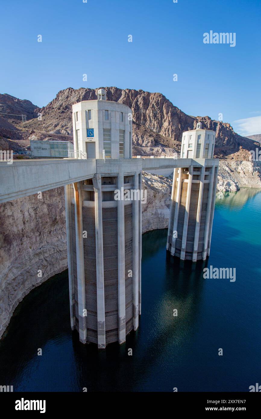 Nel giugno 2015, il livello dell'acqua nel lago Mead era così basso che a malapena raggiungeva le aperture più basse delle torri di aspirazione della diga di Hoover. La rivista aveva solo il 37% della capacità totale. E si trovava solo 15 centimetri sopra il livello critico di 330 metri, secondo AP. La California, il Nevada e l'Arizona soffrono tutti di aquifici impoveriti e di decenni di siccità. Le recenti piogge in California non sono state sufficienti per rifornire gli acquiferi. Foto Stock