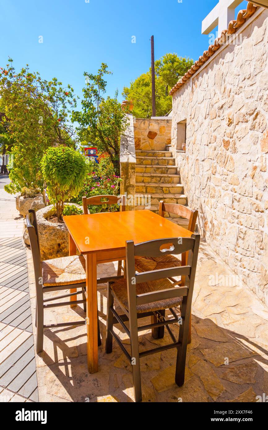 Zante, Grecia - 03.09.2022: Romantica terrazza in un ristorante a Zante (Isole Ionie, Kampi, Grecia) Foto Stock