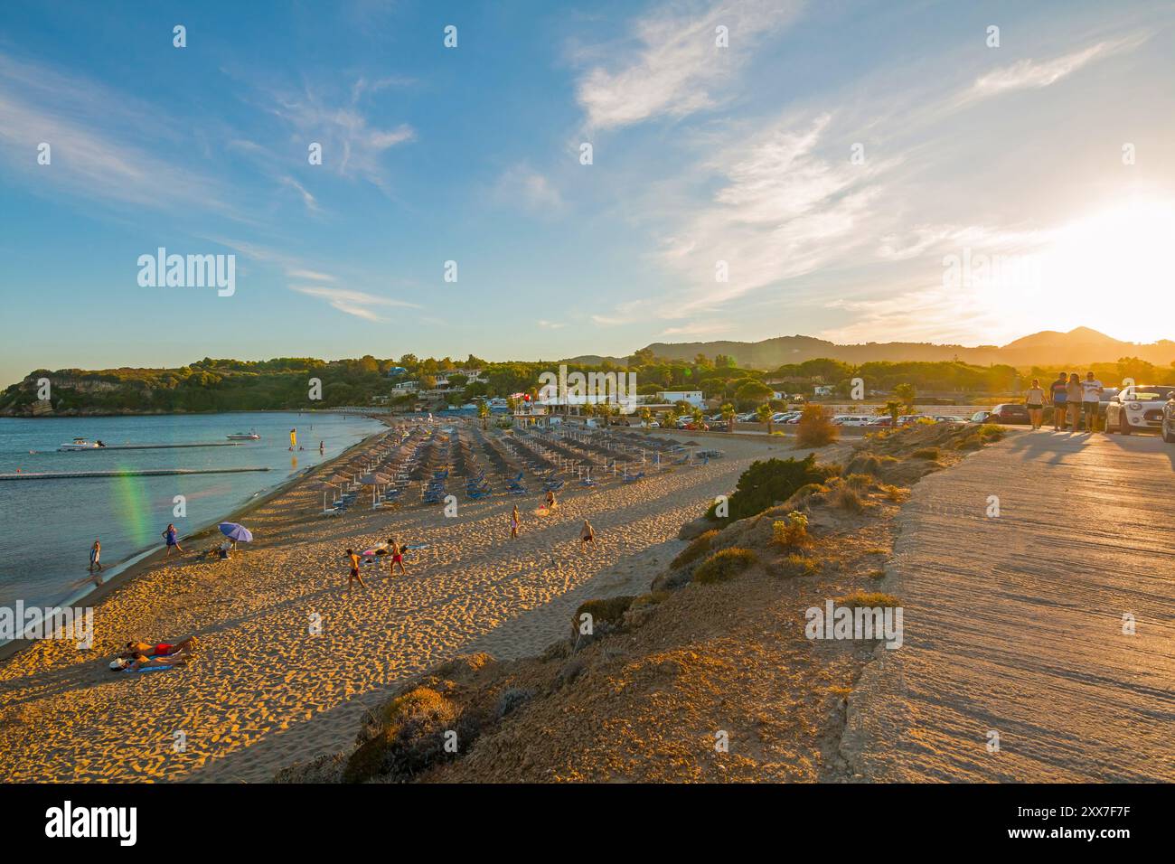 San Nicola, Zante, Grecia - 03.09.2022: Spiaggia di sabbia bellissima e molto pulita con acque calme. La spiaggia è molto popolare Foto Stock