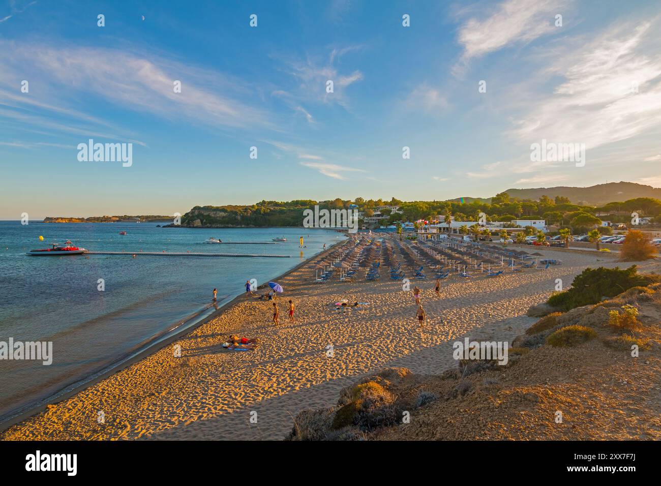 San Nicola, Zante, Grecia - 03.09.2022: Spiaggia di sabbia bellissima e molto pulita con acque calme. La spiaggia è molto popolare Foto Stock