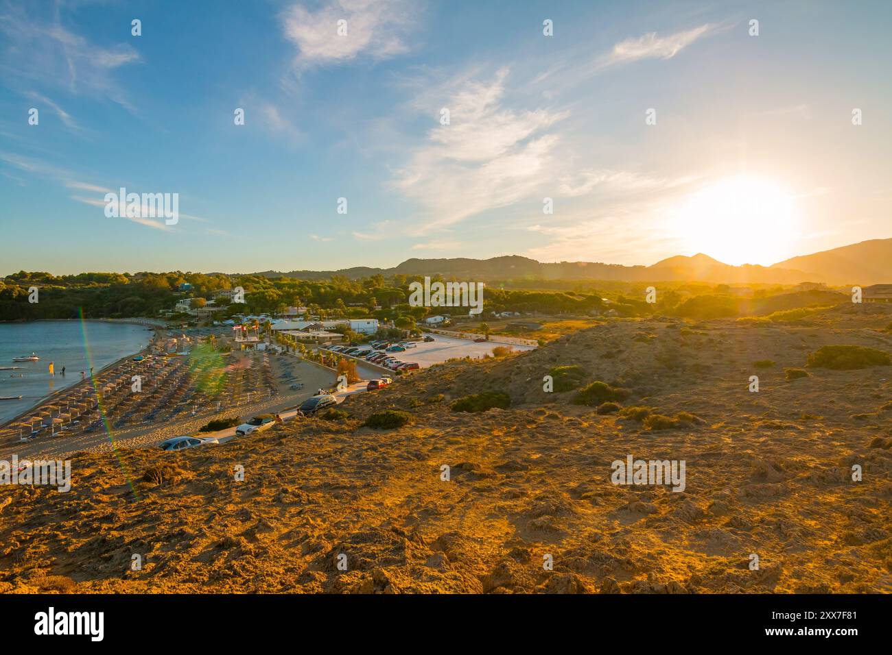 San Nicola, Zante, Grecia - 03.09.2022: Spiaggia di sabbia bellissima e molto pulita con acque calme. La spiaggia è molto popolare Foto Stock