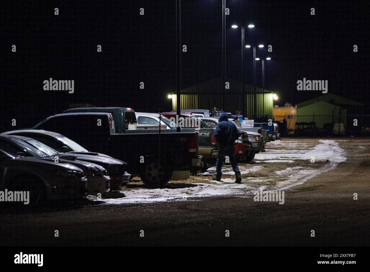 I Roughnecks si riuniscono per combattere o per guardare gli altri combattere in un evento di arti marziali miste a Sidney, Montana. Foto Stock