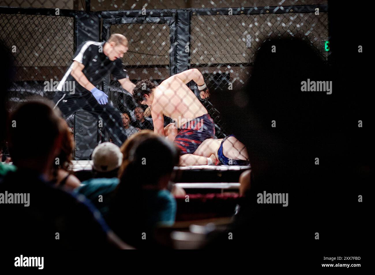 I Roughnecks si riuniscono per combattere o per guardare gli altri combattere in un evento di arti marziali miste a Sidney, Montana. Foto Stock