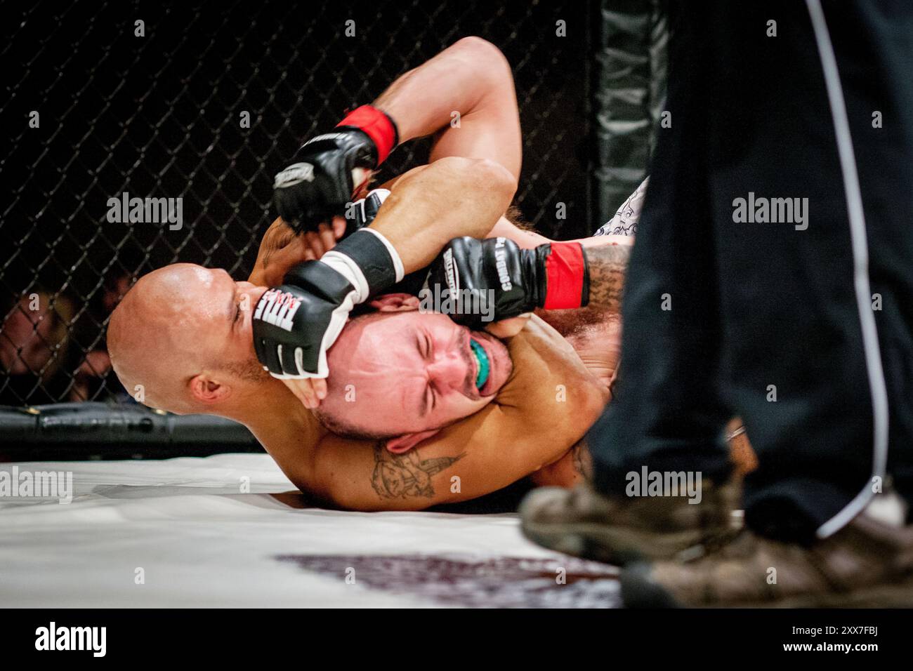 Mark Bodine sloss Mot Brandon Benth. I Roughnecks si riuniscono per combattere o per guardare gli altri combattere in un evento di arti marziali miste a Sidney, Montana. Foto Stock