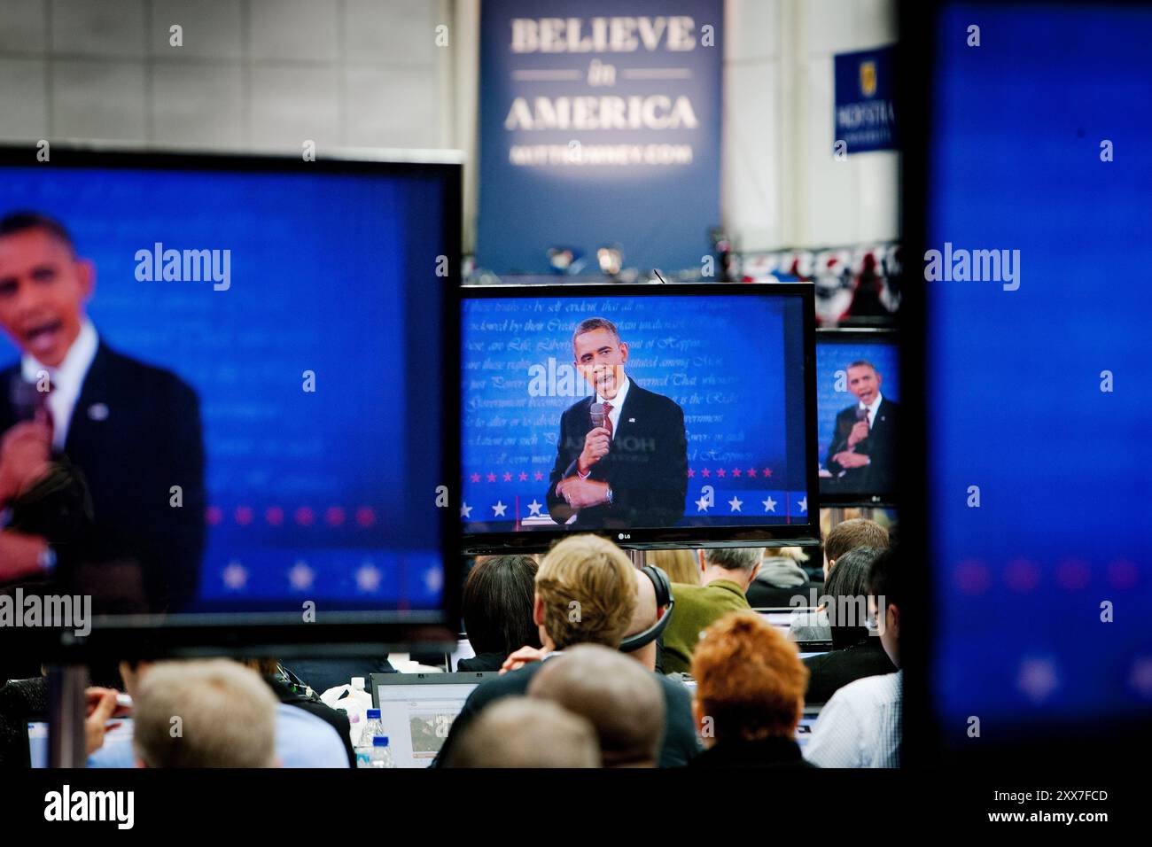EN langt mer aggressiv Barack Obama gikk løs på Romney sotto gårsdagens debatt. Slagordet på veggen bak, "Believe in America", tilhører Mitt Romneys kampanje. Il presidente Barack Obama e Mitt Romney discutono all'Università Hofstra nel secondo dibattito presidenziale. Foto Stock