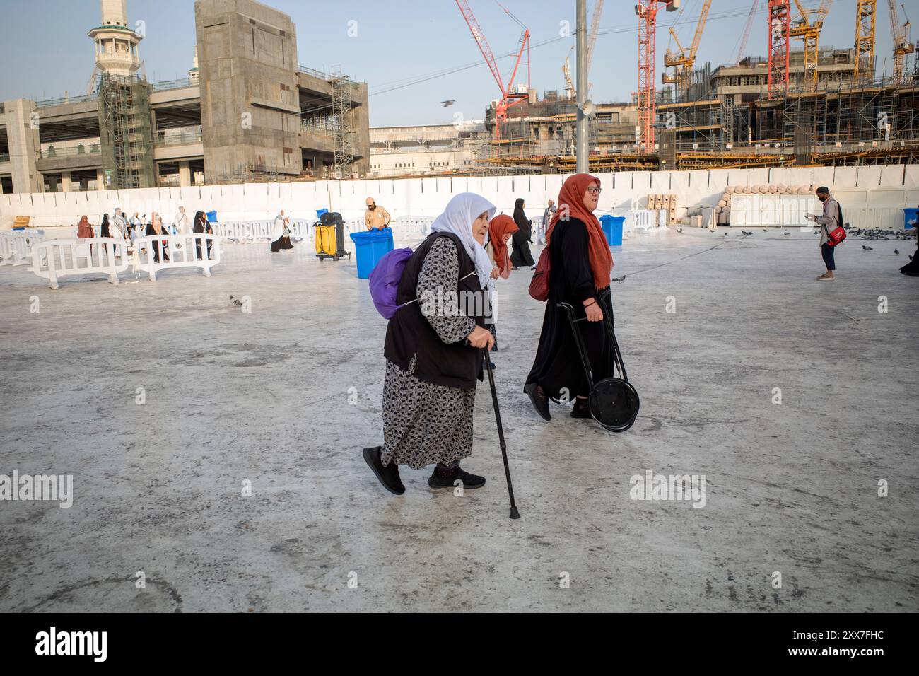 La Mecca, Arabia Saudita - 8 giugno 2024: Pellegrini di Hajj e Umrah dalla Turchia che camminano vicino a Masjidil Haram, grande Moschea a la Mecca, Mekkah, Arabia Saudita. Foto Stock