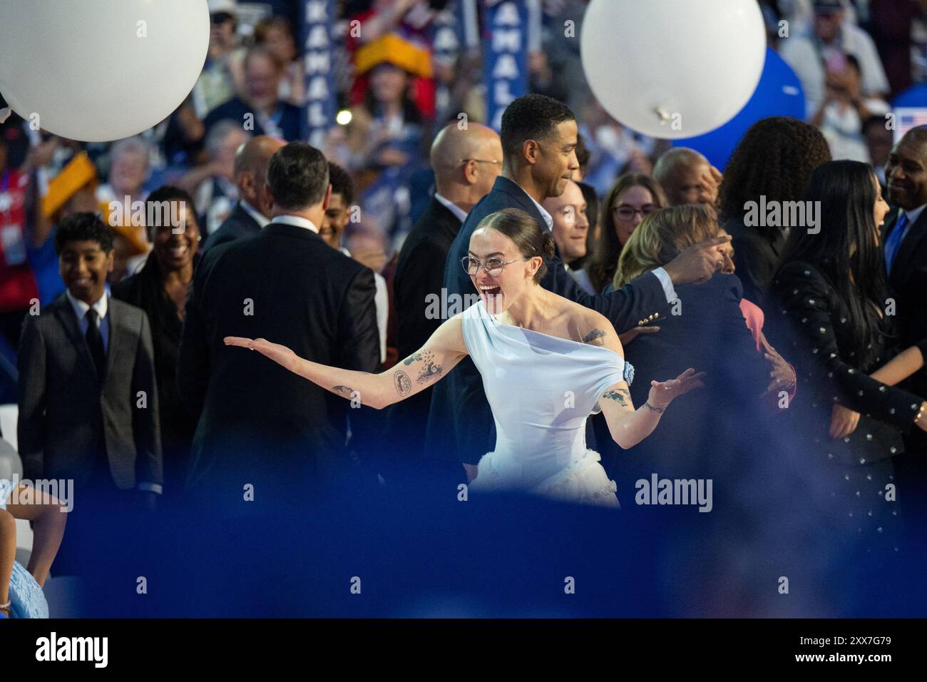 Chicago, Stati Uniti. 22 agosto 2024. Ella Emhoff sul palco dopo che il vicepresidente degli Stati Uniti Kamala Harris, candidato del Partito Democratico 2024 alla presidenza degli Stati Uniti, ha pronunciato il suo discorso di accettazione per la nomina presidenziale democratica ufficiale alla Convention Nazionale Democratica del 2024 a Chicago, Illinois, USA, allo United Center giovedì 22 agosto 2024. Foto di Annabelle Gordon/CNP/ABACAPRESS. COM credito: Abaca Press/Alamy Live News Foto Stock