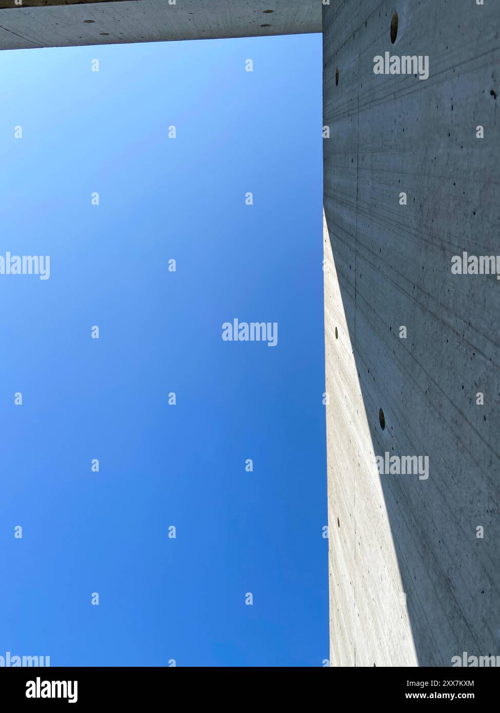 Muro di cemento contro il cielo blu. E' il famoso muro di cemento di Tadao Ando. Foto Stock