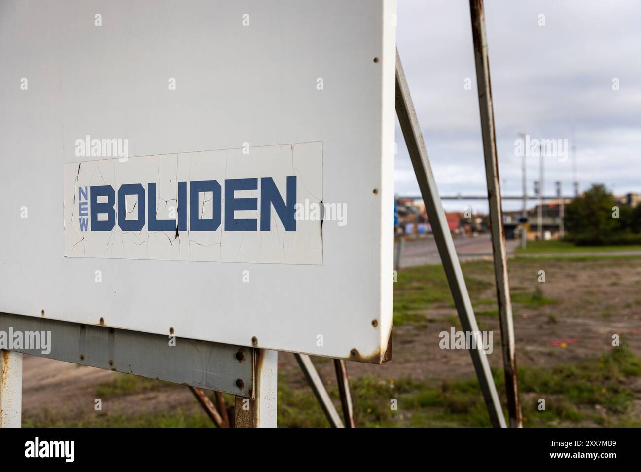 Rönnskärsverken a Skelleftehamn, comune di Skellefteå, è l'unica fonderia svedese per la produzione di metalli di base e opera nel riciclaggio di rottami elettronici. La fonderia di Rönnskär iniziò ad essere costruita dalla Boliden AB nel 1928 e fu completata due anni dopo nel 1930. Foto Stock