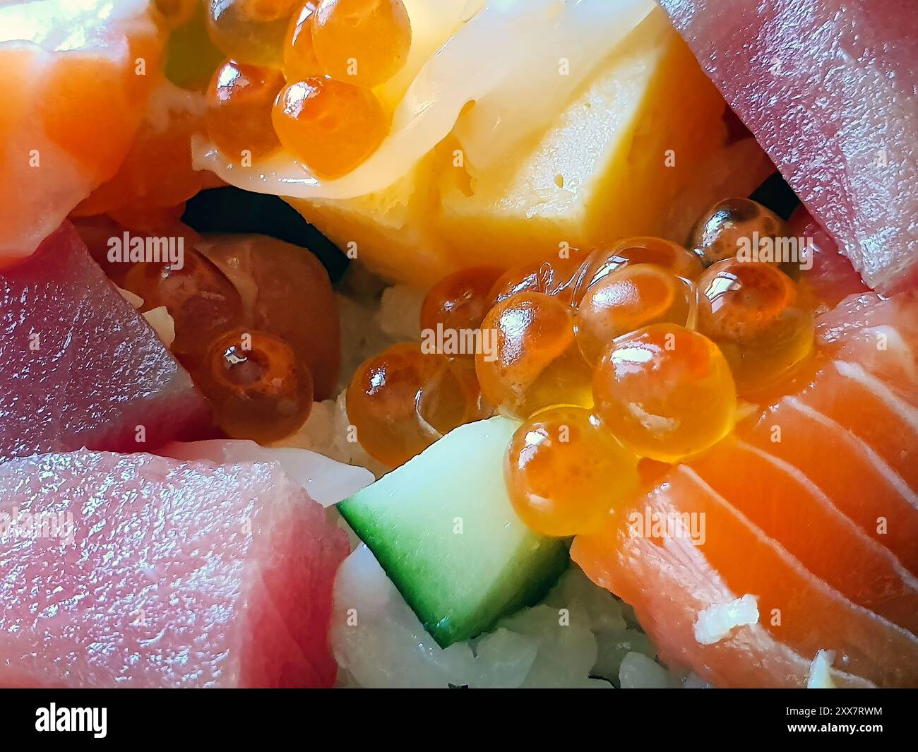 Chirashi Sushi Don, riso misto coperto di pesce, condimento con pesce crudo, riso giapponese al vapore, salmone, Maguro e Tamago, uova di salmone, calamari, zucchine, Foto Stock