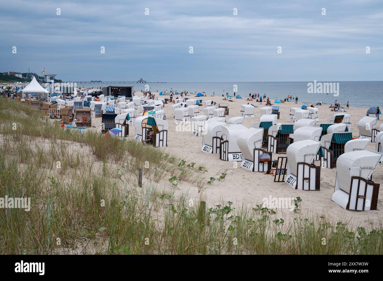 27.07.2024, Ahlbeck, Usedom, Pomerania occidentale, Germania, Europa - vacanzieri e sedie a sdraio sulla spiaggia del Mar Baltico presso le terme imperiali di Ahlbeck. Foto Stock