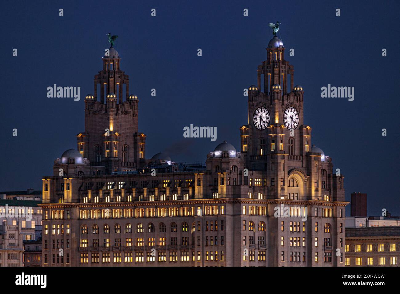 Il Royal Liver Building di notte, Liverpool, Inghilterra Foto Stock