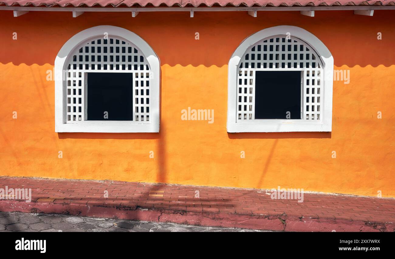 Vista sulla strada di una facciata colorata, Ecuador. Foto Stock