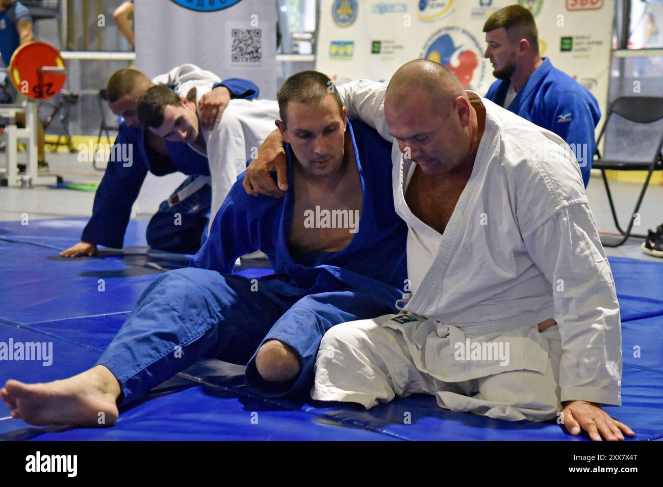 VINNYTSIA, UCRAINA - 22 AGOSTO 2024 - gli atleti fanno esercizi di riscaldamento durante gli eventi di judo ai primi Giochi sportivi della guerra Veteran 'Unbreakable of Vinnytsia Region', Vinnytsia, Ucraina centro-occidentale. Foto Stock