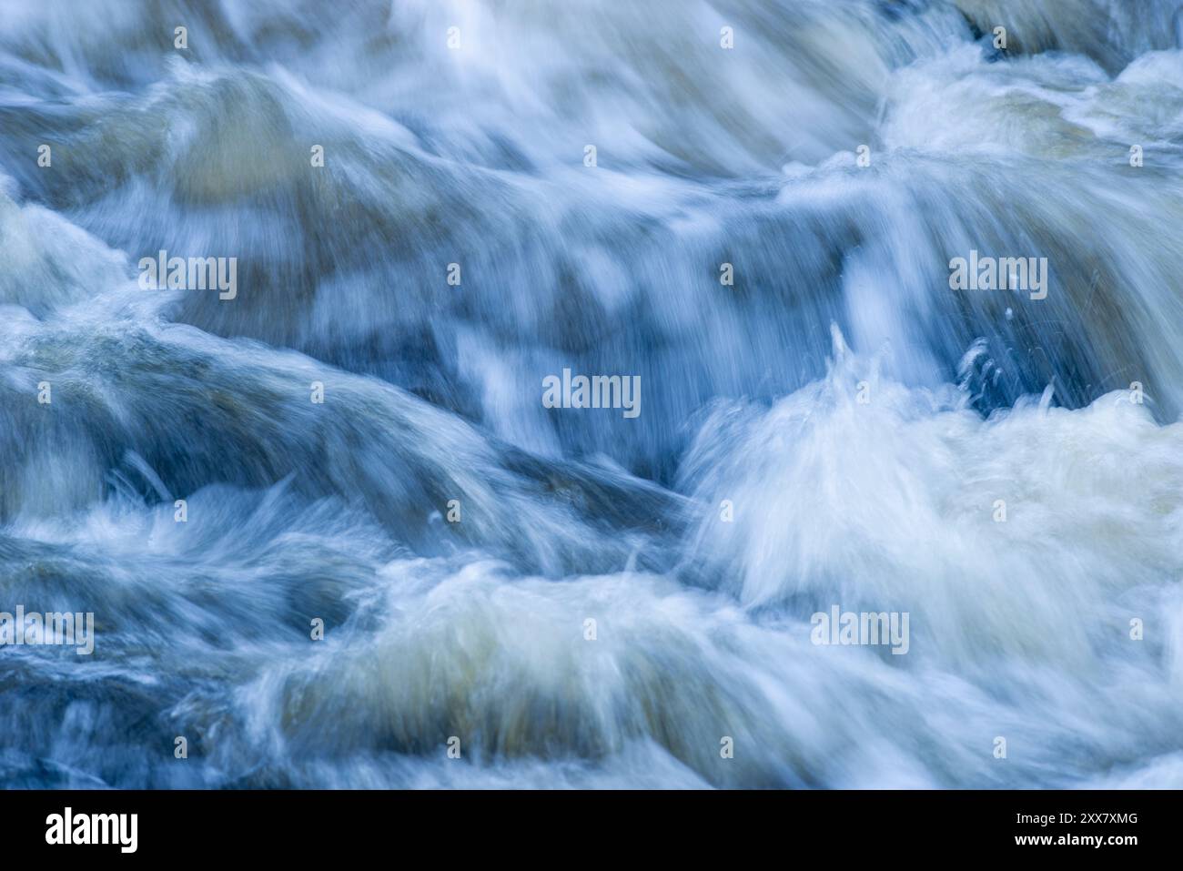 Sfocatura del movimento in una cascata Foto Stock