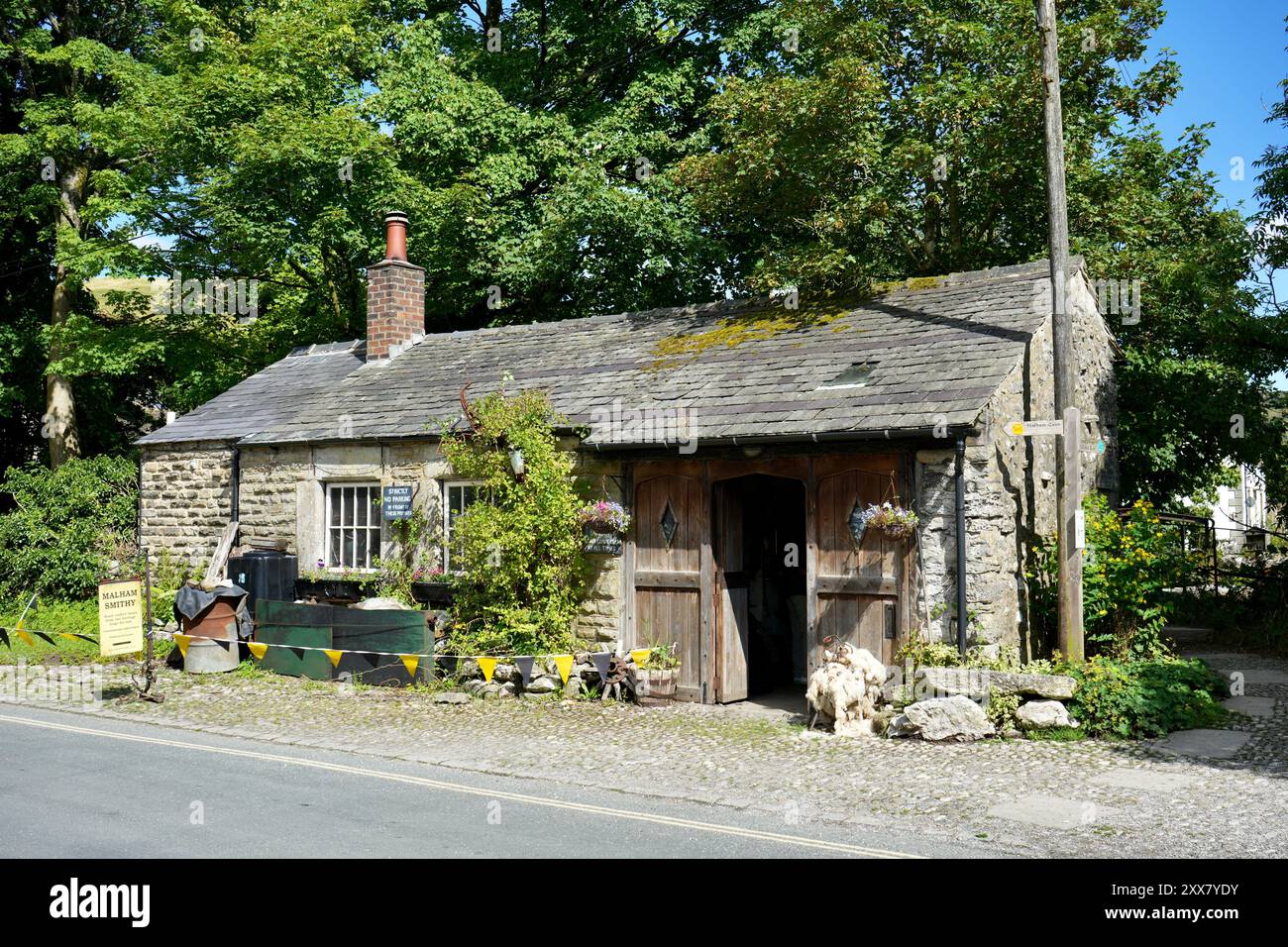 Malham Smithy, un tradizionale negozio di fabbri dello Yorkshire. Foto Stock