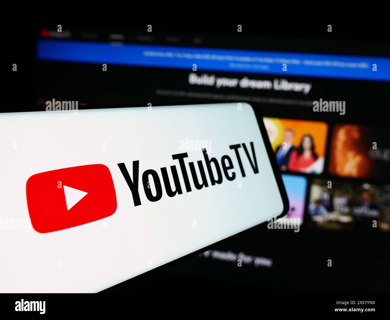 Smartphone con logo del servizio IPTV americano YouTube TV davanti al sito Web dell'azienda. Mettere a fuoco la parte centrale sinistra del display del telefono. Foto Stock