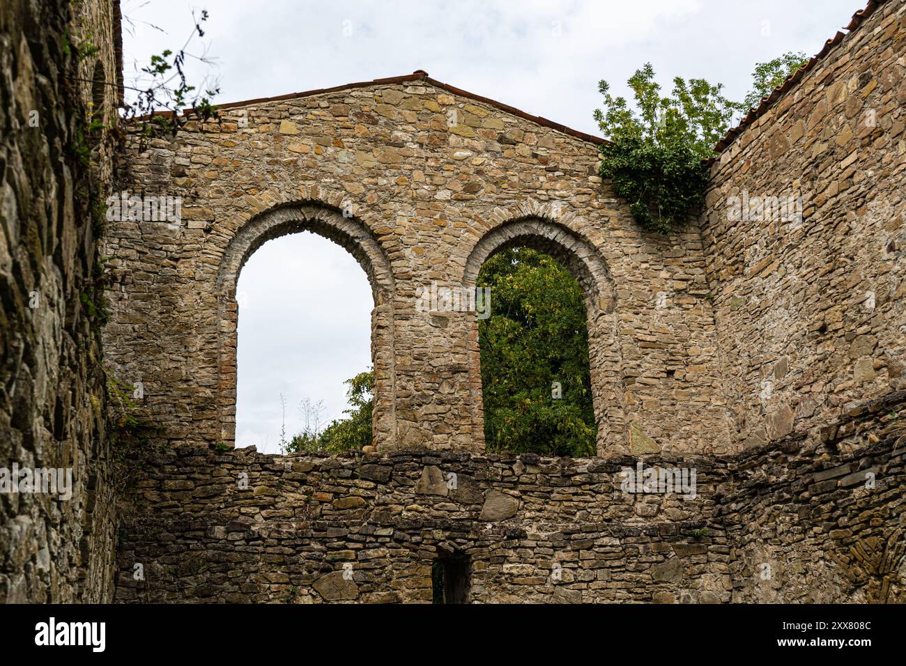 Rovine della città fortezza di Kvetera nella montagna georgiana del Caucaso Foto Stock