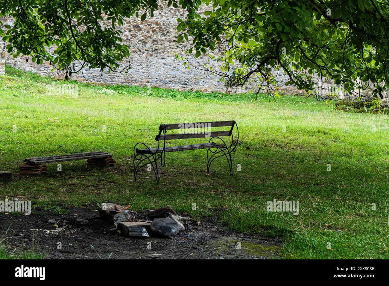 Rovine della città fortezza di Kvetera nella montagna georgiana del Caucaso Foto Stock