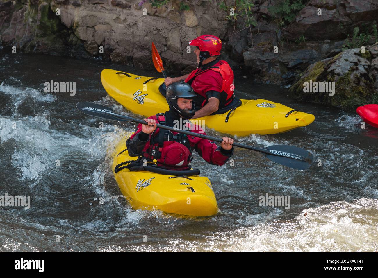 Kayak attraverso emozionanti rapide fluviali Foto Stock