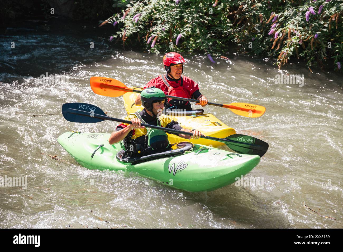 Kayak attraverso emozionanti rapide fluviali Foto Stock