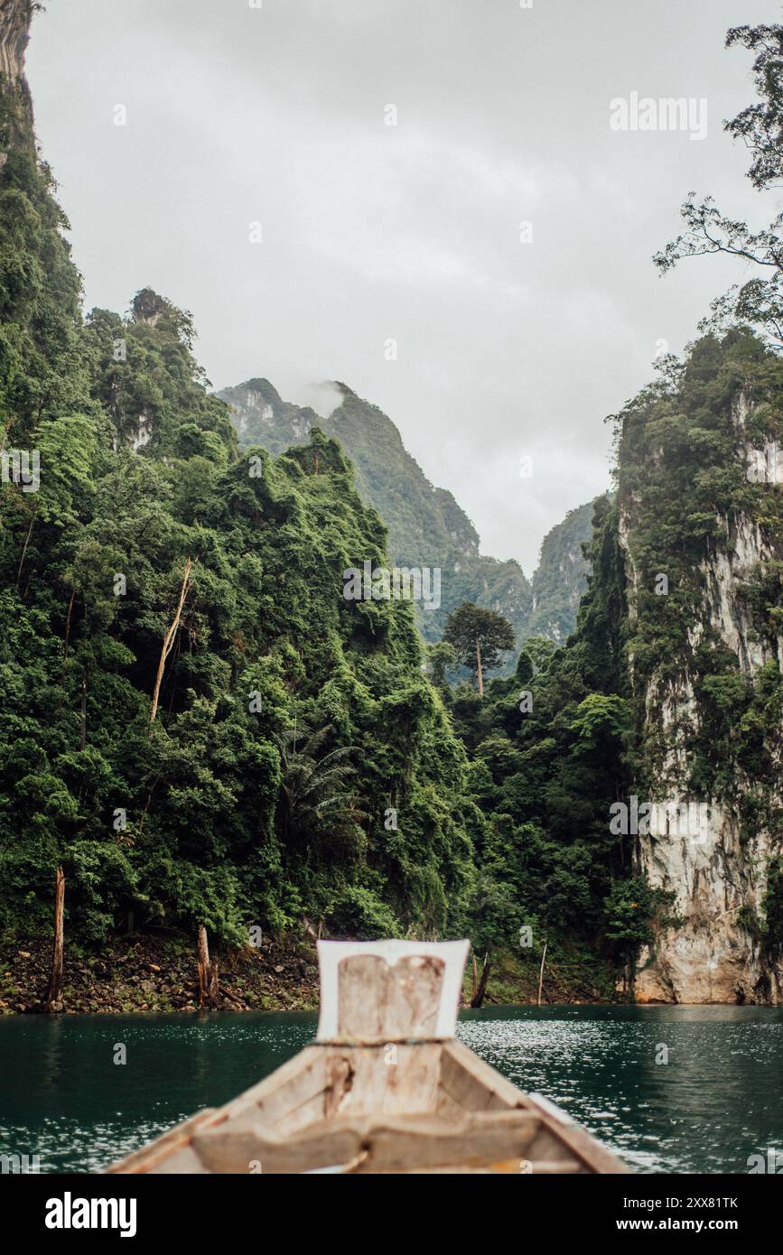 Giro in barca tradizionale sul lago Cheow LAN nel parco nazionale di Khao Sok Foto Stock