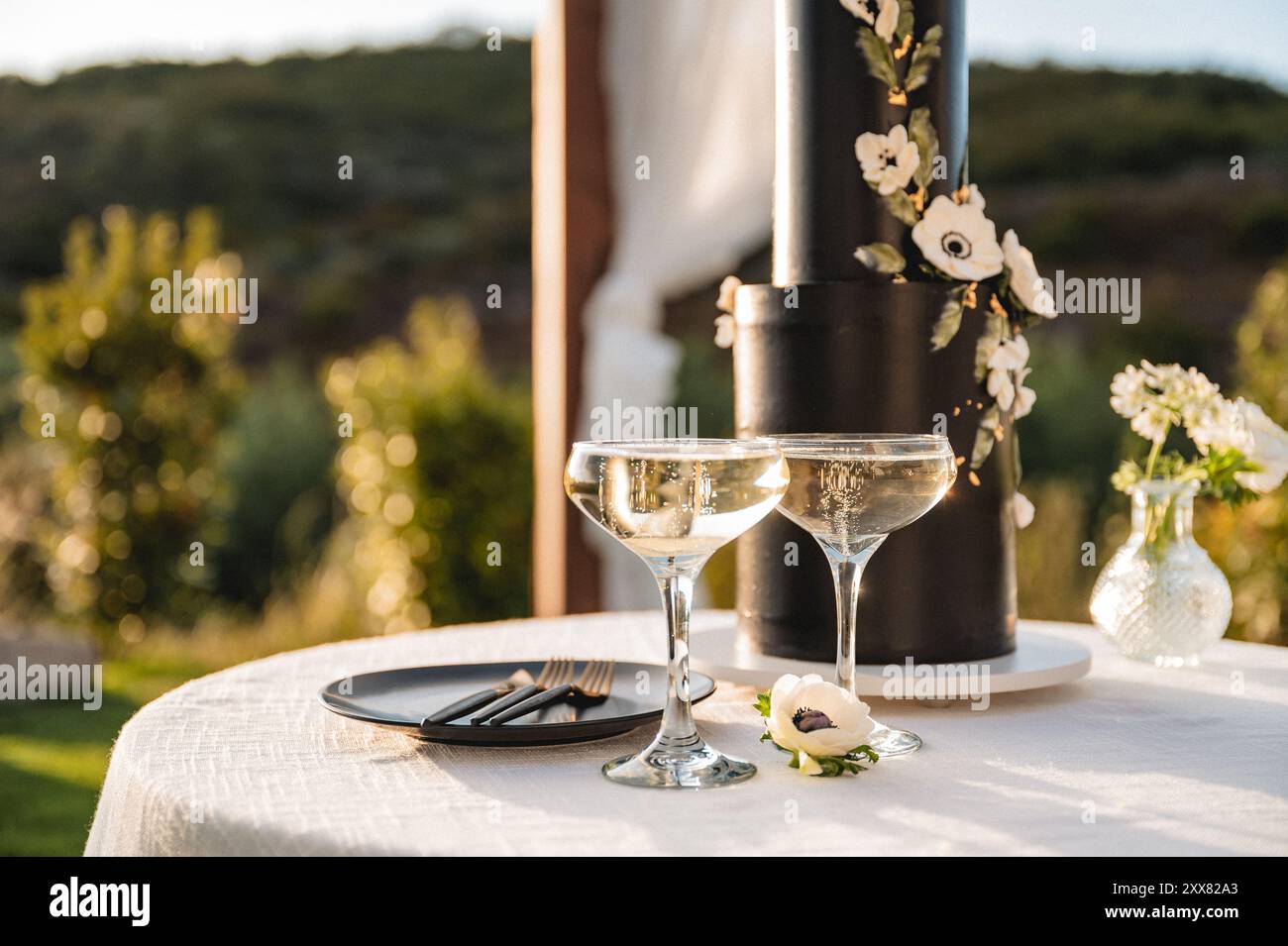 Coppe di champagne con spettacolare torta nuziale sullo sfondo Foto Stock