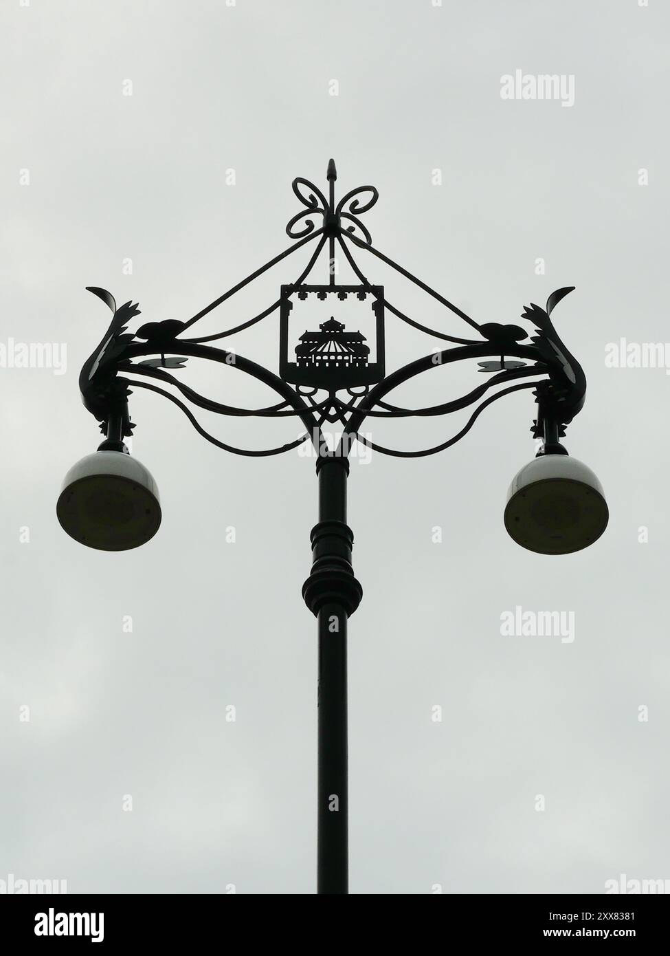 Primo piano della testa di una lanterna a Helsingborg, caratterizzata da una silhouette artistica della città. Migliora la città nonostante il traffico intenso grazie al design dell'illuminazione urbana. Foto Stock