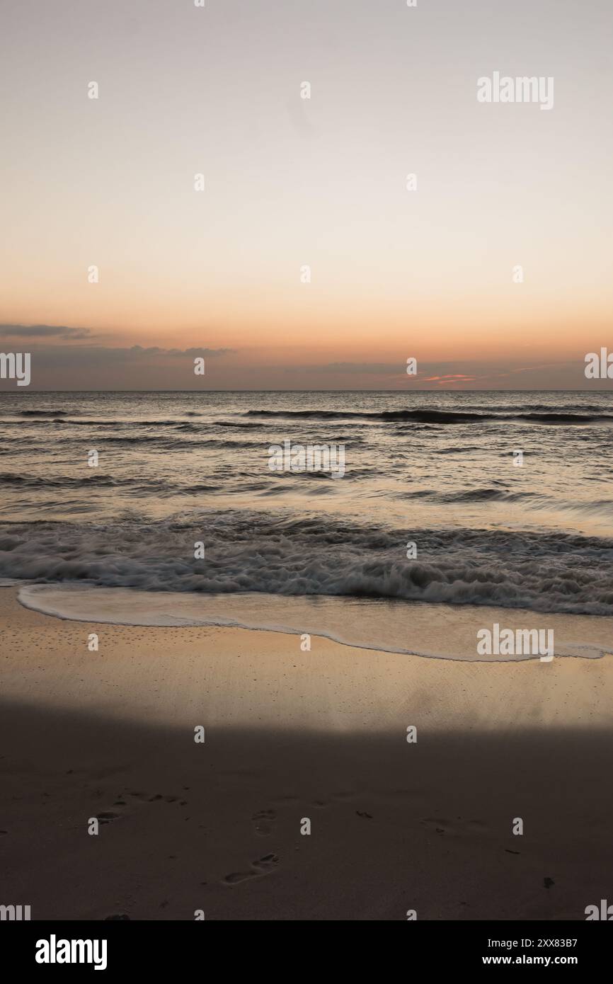 La tranquilla spiaggia di Naples, Florida, al tramonto con onde dolci Foto Stock