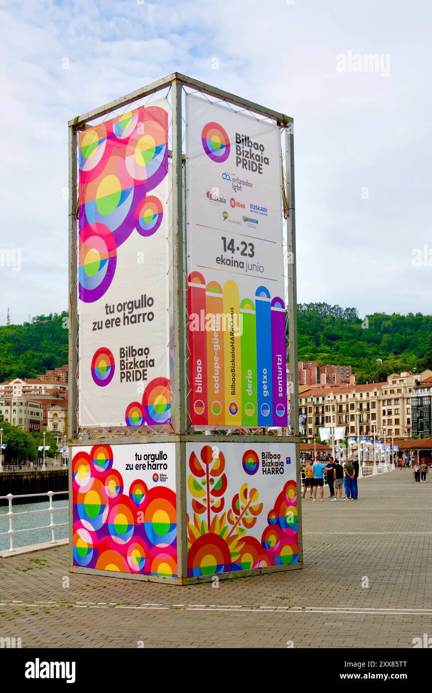 Grande cartello per Gay Pride sul sentiero della riva del fiume Paseo Arenal 14-23 giugno 2024 Bilbao Paesi Baschi Euskadi Spagna Foto Stock