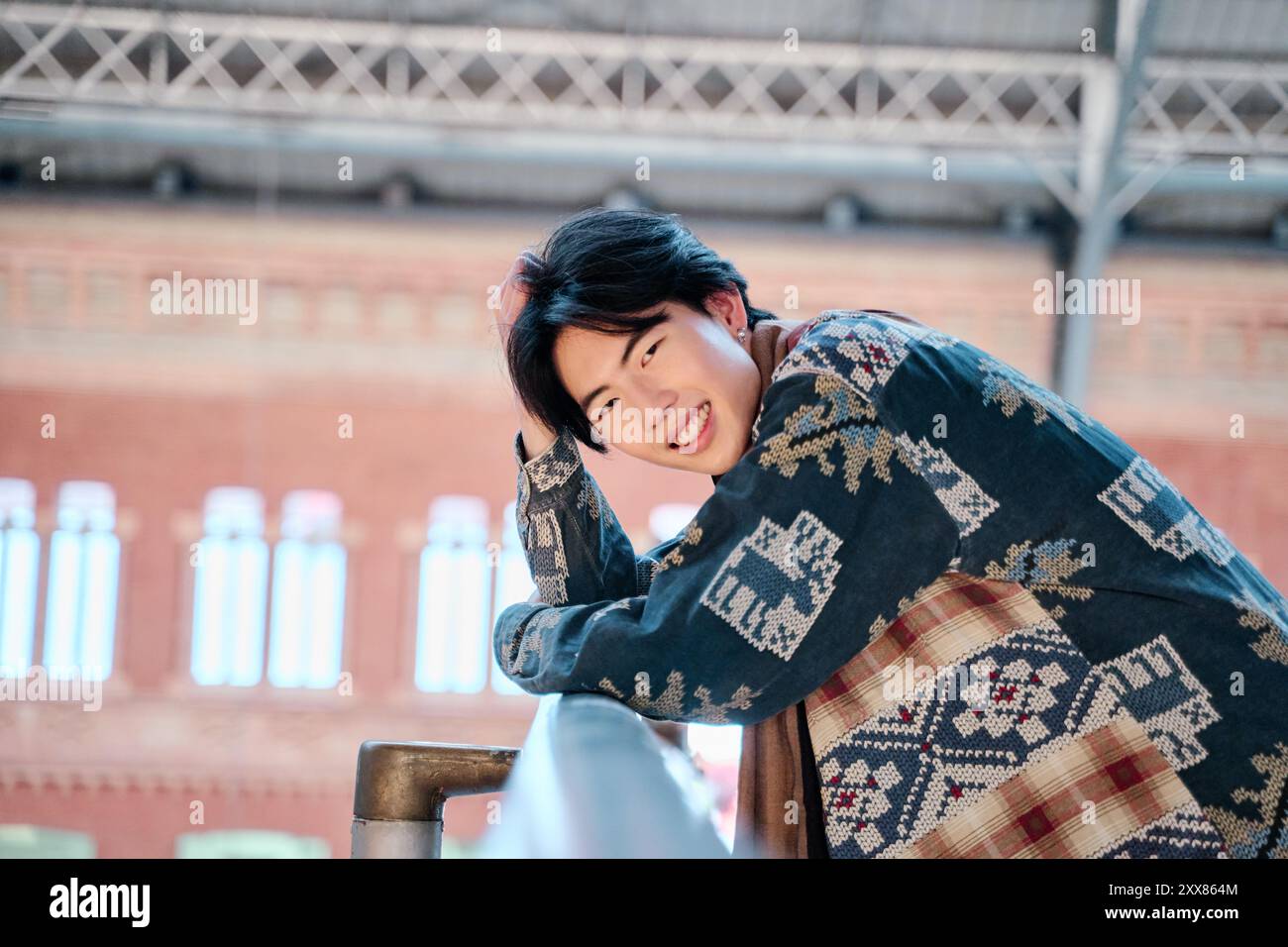 ritratto di un giovane asiatico che guarda la macchina fotografica Foto Stock