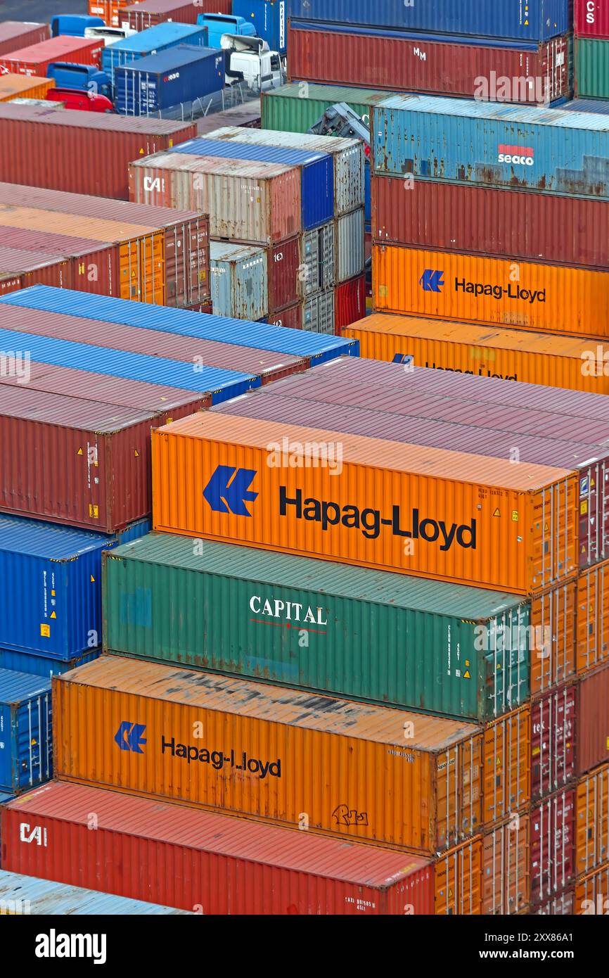 Salerno, Italia - 27 giugno 2014: Veduta aerea di Global Container Liner Shipping Hapag Lloyd Capital Stacked Containers presso Cargo Terminal Port Logistics Foto Stock