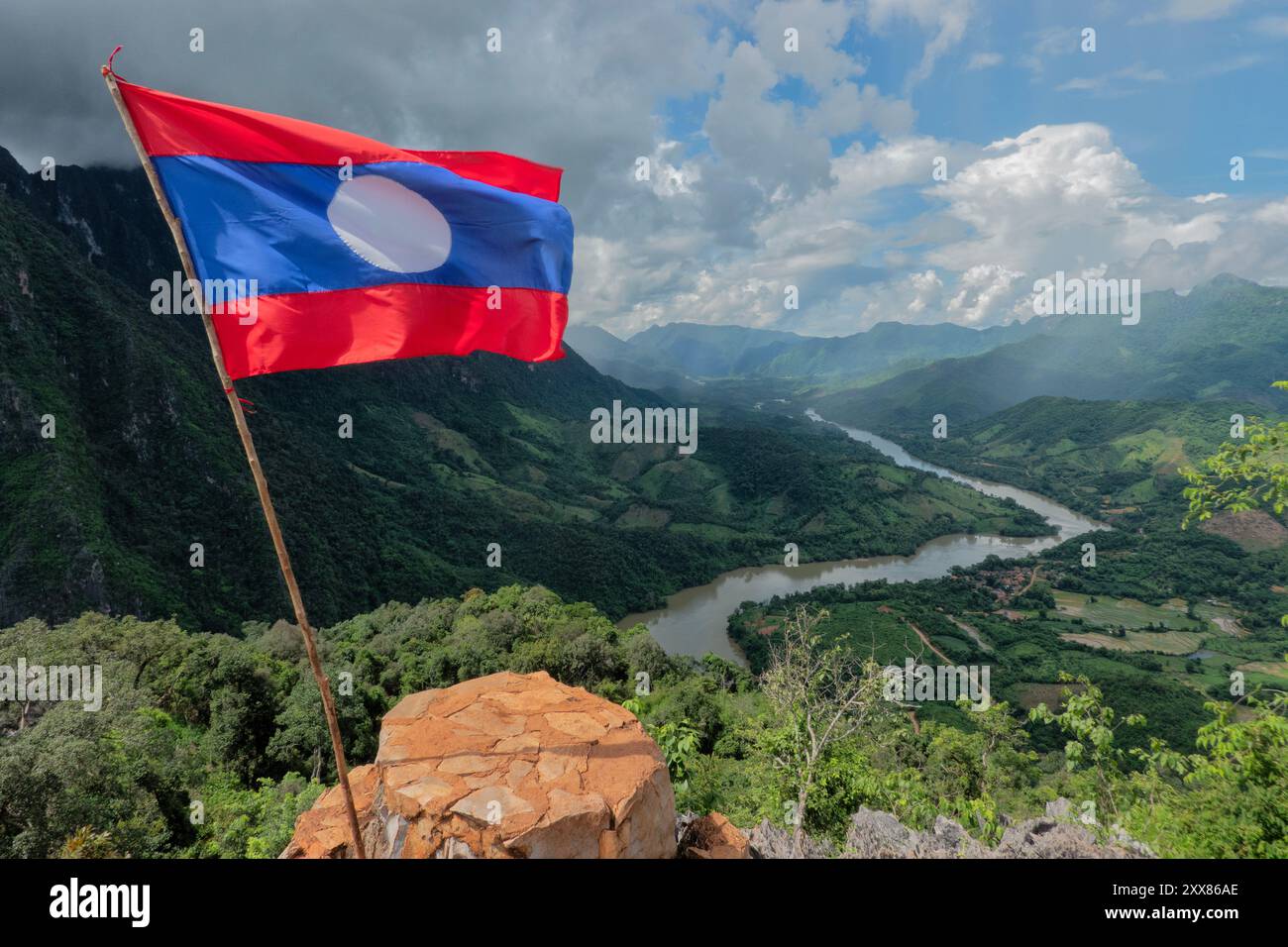 Vista del fiume Nam Ou dal picco Pha Daeng, Nong Khiaw, Laos Foto Stock