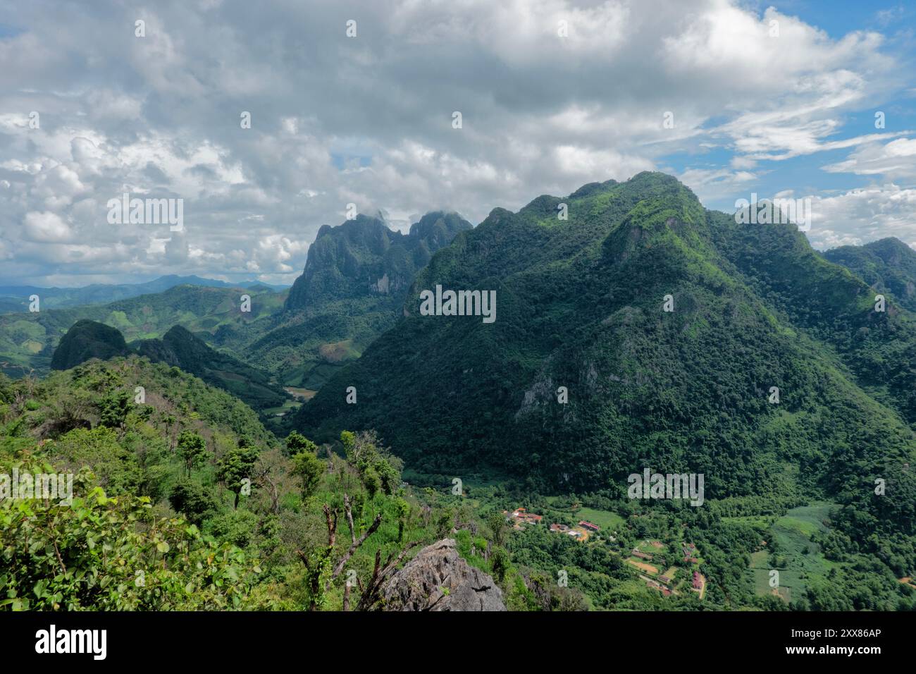 Vista delle cime calcaree circostanti dal picco Pha Daeng, Nong Khiaw, Laos Foto Stock