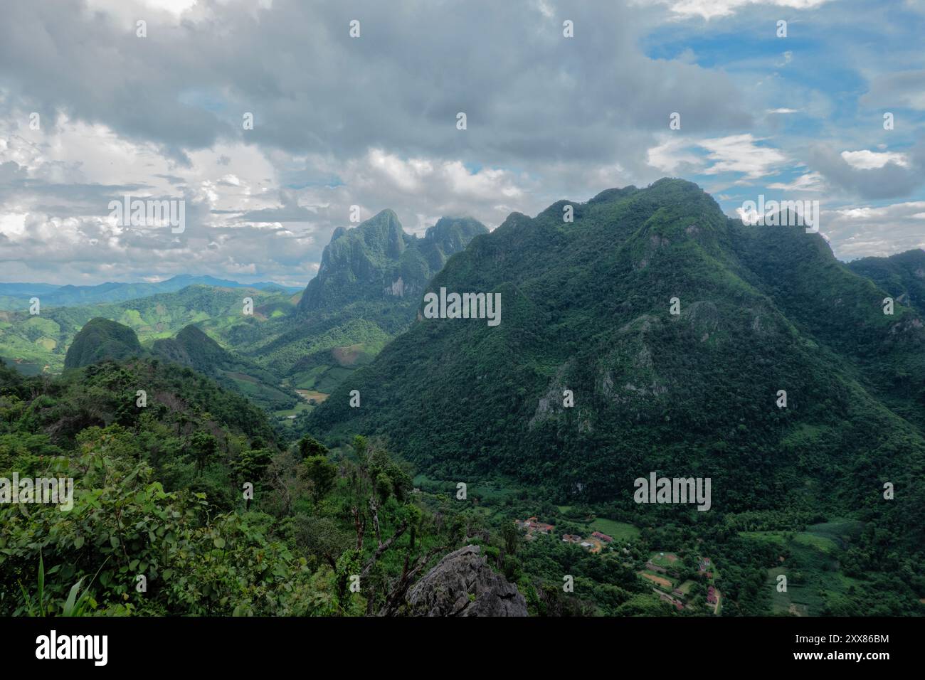 Vista delle cime calcaree circostanti dal picco Pha Daeng, Nong Khiaw, Laos Foto Stock