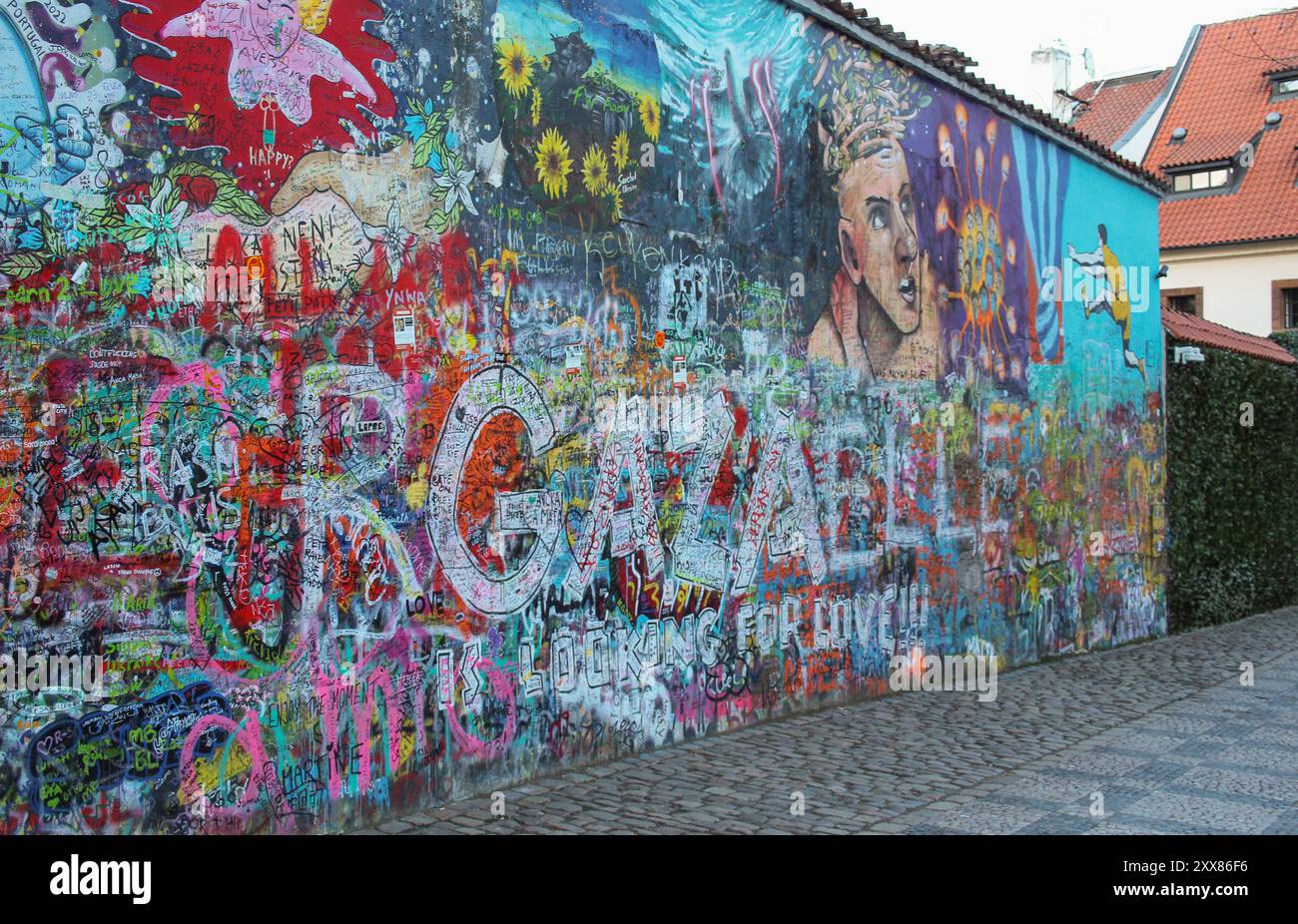 Il muro di Lennon a Praga è un simbolo di libertà, rivoluzione e pace. Foto Stock