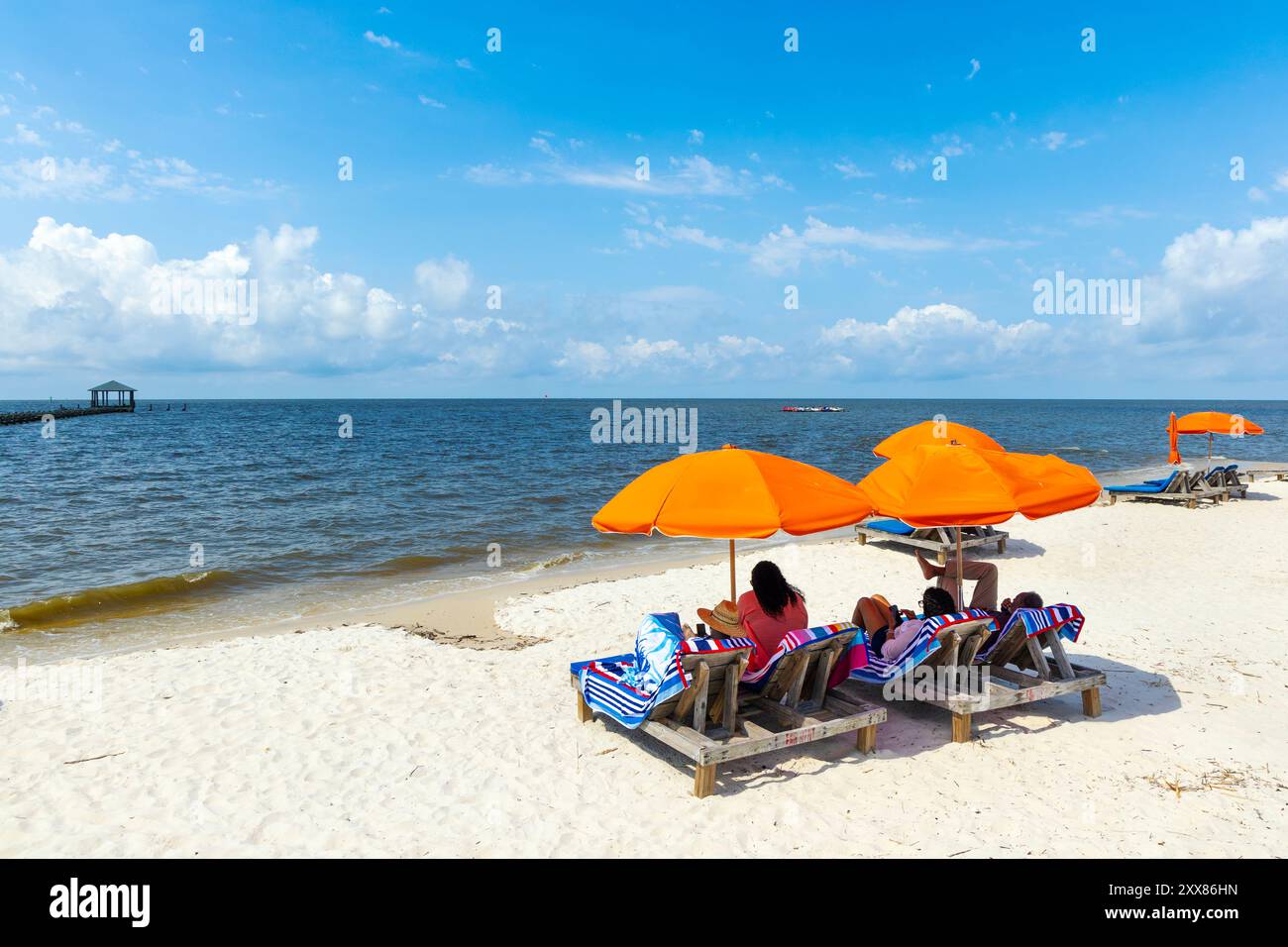 Persone che si rilassano sotto gli ombrelloni sulla spiaggia di Biloxi, Mississippi, Stati Uniti Foto Stock