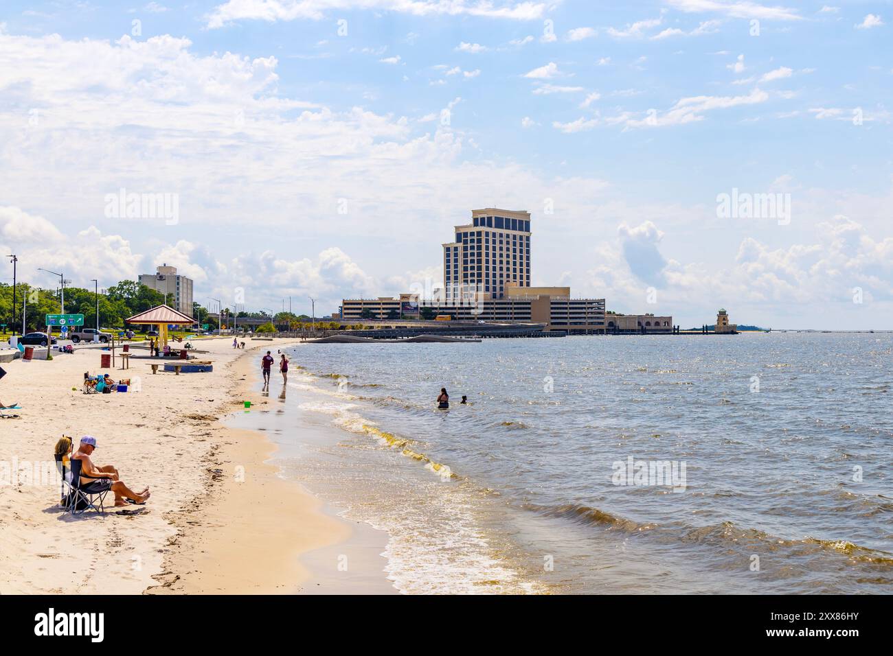 Vista della spiaggia di Biloxi e del Beau Rivage Resort and Casino, Biloxi, Mississippi, Stati Uniti Foto Stock