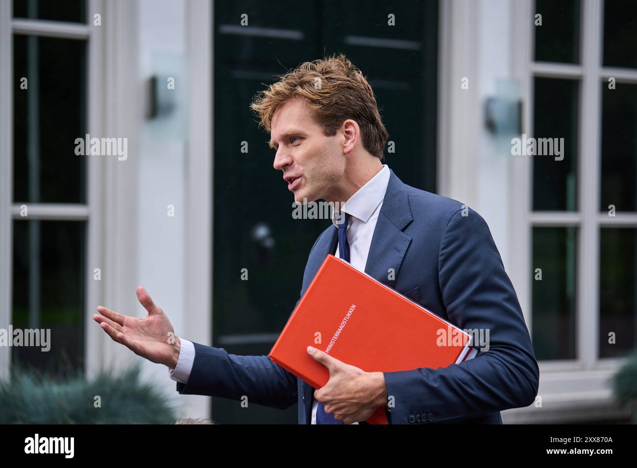 L'AIA - 23/08/2024, Vincent Karremans, Segretario di Stato per la gioventù, la prevenzione e lo sport, arriva al Catshuis per il Consiglio dei ministri. Normalmente, questi incontri si svolgono presso il Ministero degli affari generali al Binnenhof, ma a causa della sua ristrutturazione, la squadra ministeriale sta deviando verso la residenza ufficiale del primo ministro. ANP PHIL NIJHUIS netherlands Out - belgio Out Foto Stock