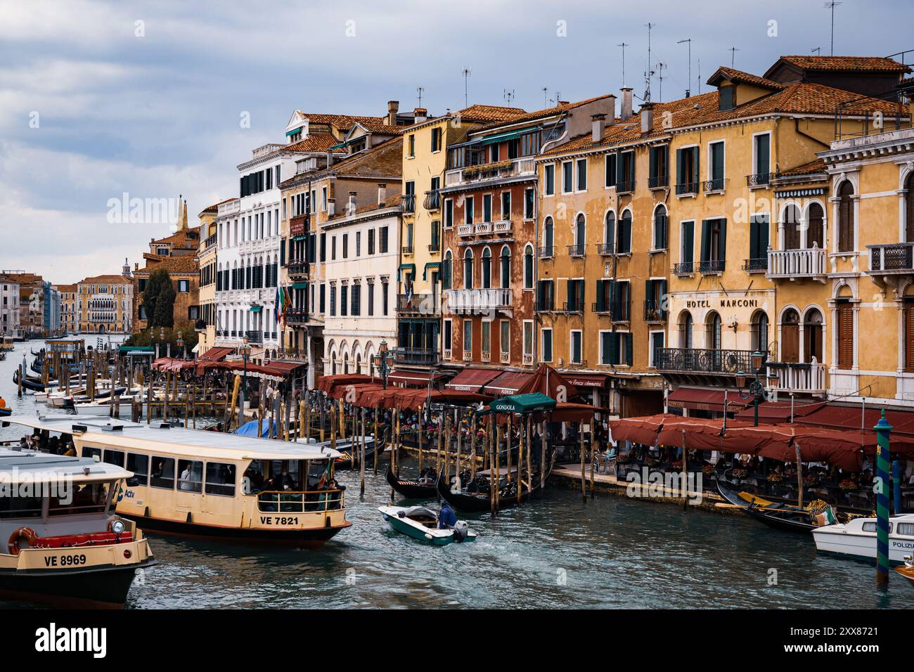 I vaporetti passano davanti al trafficato Canal grande di Venezia Foto Stock
