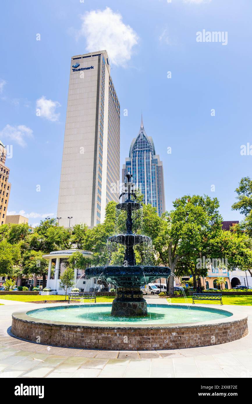 Fontana in ghisa della fine del XIX secolo a Bienville Square, Mobile, Alabama, USA Foto Stock