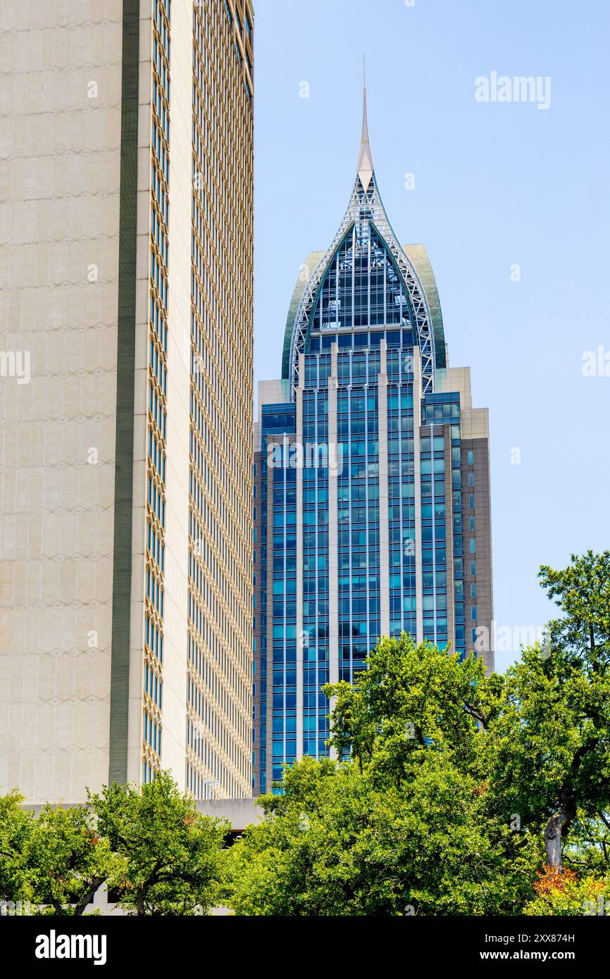 Primo piano dell'RSA Trustmark Building degli anni '1960 e della RSA Battle House Tower in stile art deco, Mobile, Alabama, Stati Uniti Foto Stock