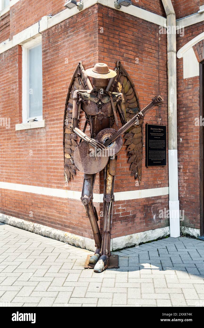 Scultura "Heavenly Metal" di Bruce Larsen realizzata con strumenti recuperati da Mobile's WWII effort, St Frances Avenue, Mobile, Alabama, USA Foto Stock