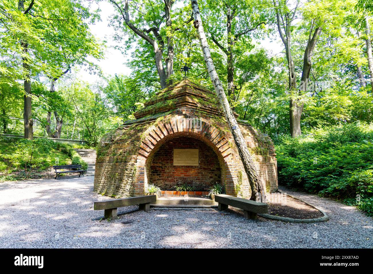 Cappella in mattoni che doveva far parte di un gigantesco Tempio della Divina Provvidenza, Giardini Botanici dell'Università di Varsavia, Parco reale di Łazienki, Varsavia, Polonia Foto Stock