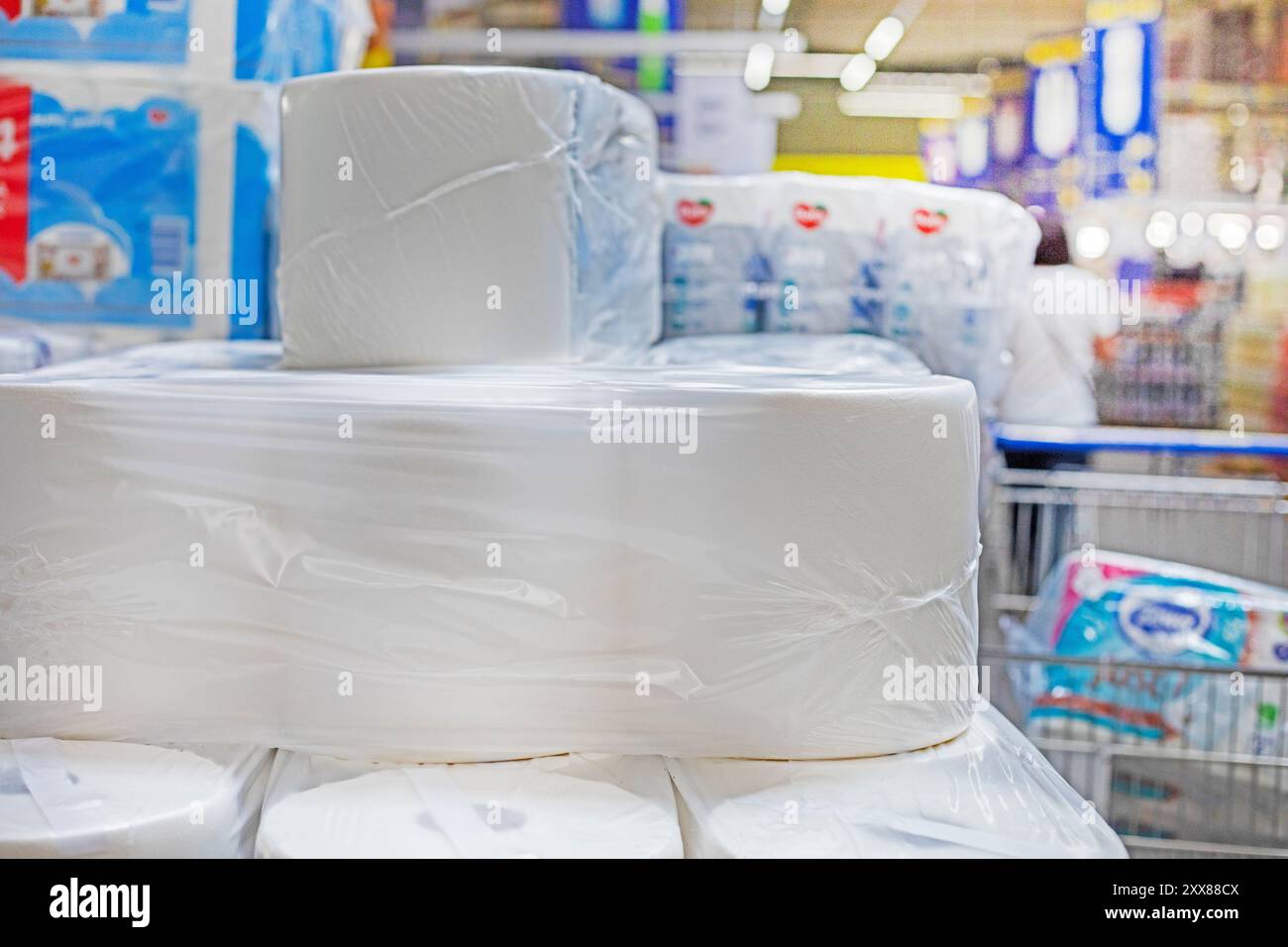 rotoli di carta igienica bianca nel supermercato. Vendita, con un budget per la famiglia Foto Stock