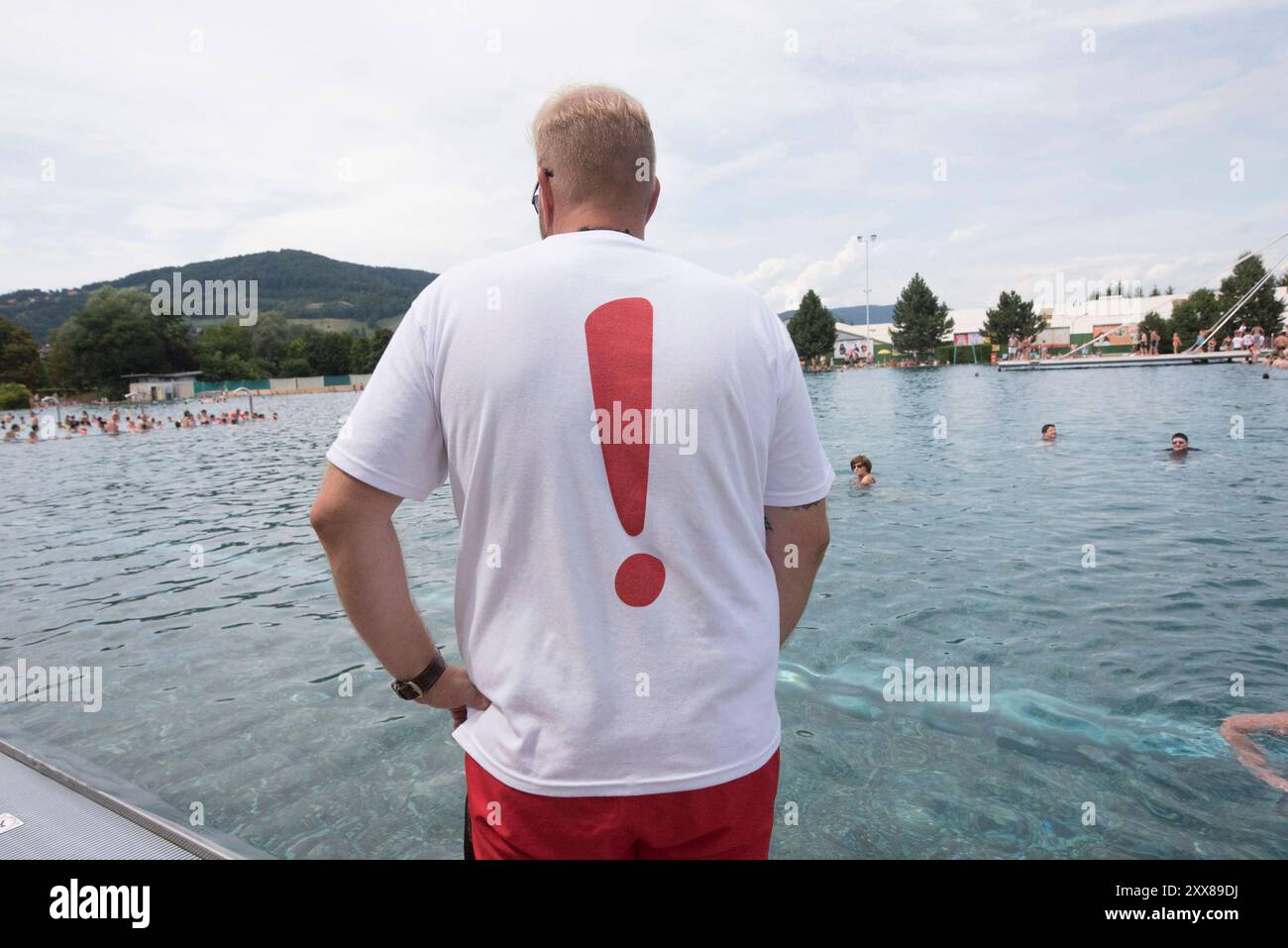 addetto alla piscina e addetto allo sport al lavoro addetto alla piscina e addetto allo sport Foto Stock